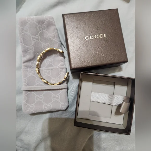 Auth. Gucci GG Marmont flower cuff bracelet in aged gold-tone metal - Picture 12 of 16